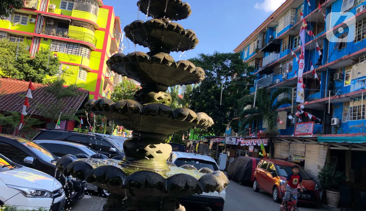 Warga beraktivitas di sekitar Rusun Petamburan, Jakarta, Jumat (21/8/2020). Proses pembangunan menggunakan skema multiyears dengan total keseluruhan sebanyak 5.835 unit hunian pada 31 tower. (Liputan6.com/Immanuel Antonius)