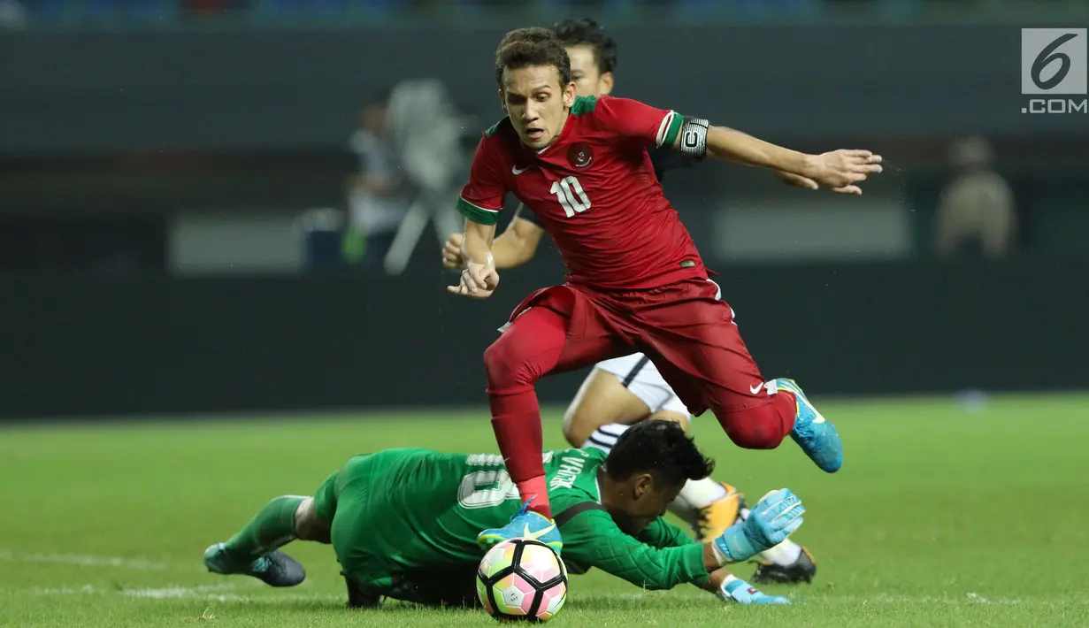 Penyerang Timnas Indonesia U-19, Egy Maulana Vikri melompat menghindari adangan kiper Kamboja U-19, Chea Vansak pada laga persahabatan di Stadion Patriot Candrabhaga, Bekasi, Rabu (4/10). Indonesia U-19 unggul 2-0. (Liputan6.com/Helmi Fithriansyah)