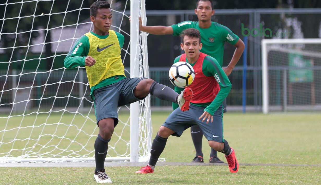 Gaya Osvaldo Haay mengontrol bola saat sesi latihan timnas Indonesia U-23 di Lapangan A,B,C, Senayan, Jakarta (21/2/2018). Latihan ini merupakan persiapan Asian Games 2018. (Bola.com/Nick Hanoatubun)