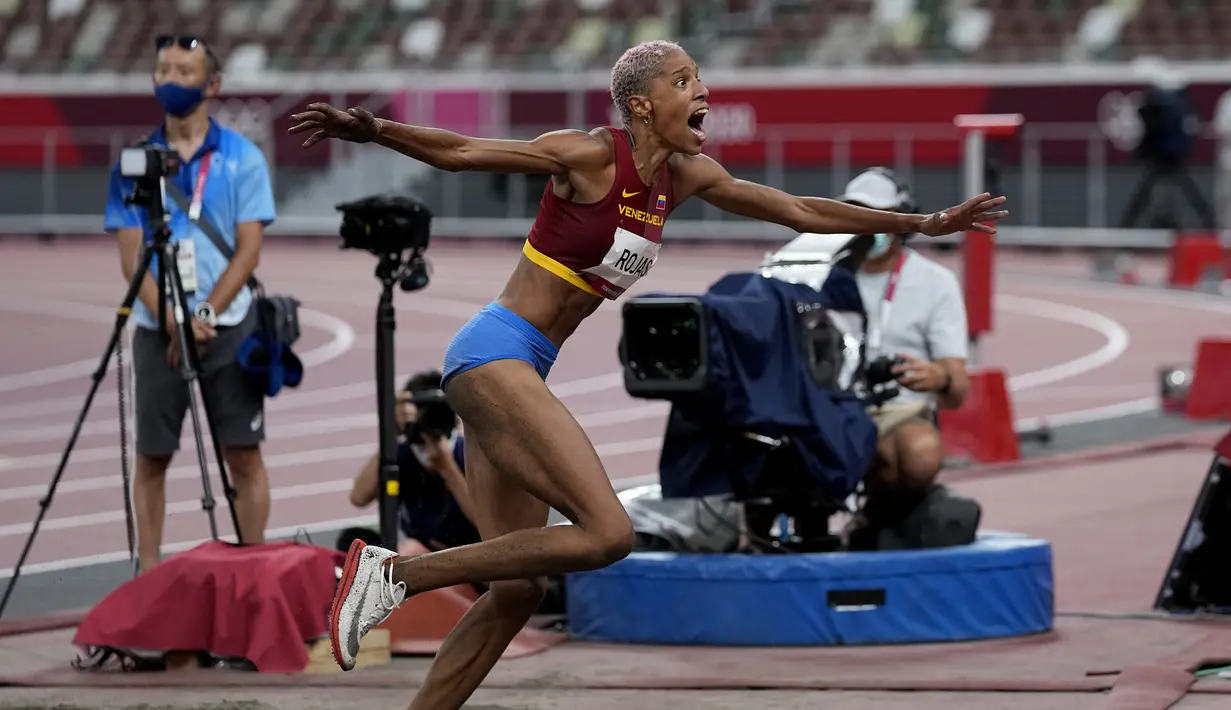 Atlet Venezuela Yulimar Rojas melakukan selebrasi usai memenangkan final lompat jangkit putri di Olimpiade Tokyo 2020 di Tokyo, Jepang, Minggu (1/8/2021). Yulimar Rojas menjadi peraih medali emas wanita pertama Venezuela di Olimpiade Tokyo 2020. (AP Photo/David J. Phillip)