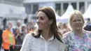 Deangan sneakers Superga yang menjadi sepatu kesayangannya, Kate tampil super chic berpadu wide leg pants dan kemeja.  [Foto: Instagram/ Kate Middleton]