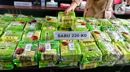 Barang bukti kasus narkotika jenis sabu diperlihatkan saat konferensi pers di Mabes Polri, Jakarta, Rabu (22/2/2023). Adapun total barang bukti sitaan 220 kilogram sabu dan 705 butir ekstasi dengan tujuh tersangka. (Liputan6.com/Angga Yuniar)