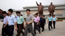 Tentara dan warga usai memberi penghormatan di hadapan patung pemimpin Korea Utara Kim Il Sung dan Kim Jong Il dalam peringatan berakhirnya Perang Dunia II dan pembebasan dari kolonial Jepang di Pyongyang, Korut, Rabu (15/8). (AP Photo/Ng Han Guan)