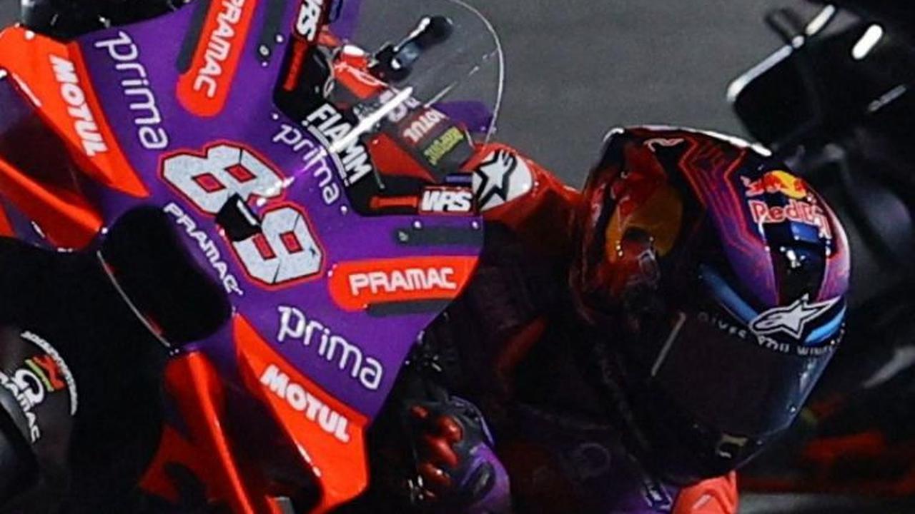 Ia mengasapi Brad Binder dari tim Red Bull KTM yang berada di posisi kedua dan Aleix Espargaro dari tim Aprilia Factory di posisi ketiga. Foto: REUTERS / Ibraheem Al Omari