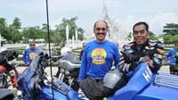 Fredrich Yunadi bersama rekannya berpose saat akan touring. (Instagram @yunadi)