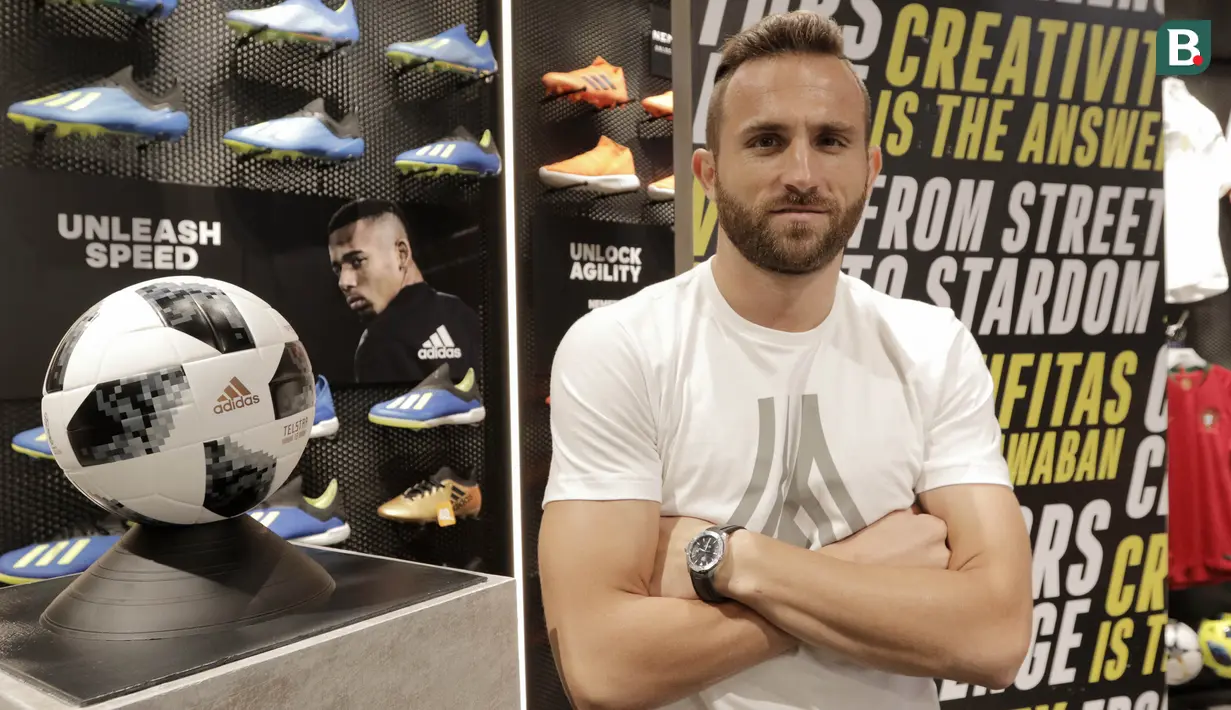 Striker Bali United, Ilija Spasojevic, berpose saat peluncuran sepatu Adidas di Fisik Footbal, Grand Indonesia, Jakarta, Jumat (22/6/2018). (Bola.com/M Iqbal Ichsan)