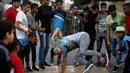 Seorang penari Palestina Ahmed al-Ghariz melatih anak-anak untuk menari di kamp pengungsi Al-Nusairat, Jalur Gaza tengah (5/11/2019). Pelatihan menari ini diikuti sekitar 60 peserta mulai dari usia 6 hingga 20 tahun. (AP Photo/Hatem Moussa)