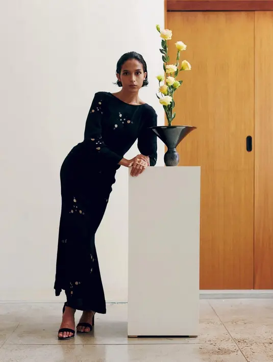 Dengan pola minimalis, Sukkhacitta menghadirkan model batik dalam siluet modern [instagram/sukkhacitta]