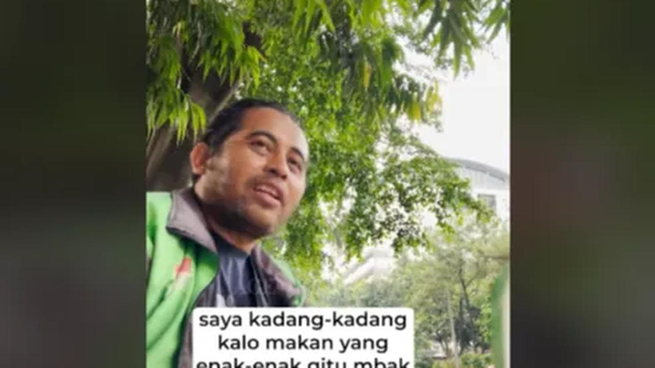 Namun, saat melihat isi makanan yang ada dalam kotak, driver ojol ini langsung mengurungkan niat. "Saya kalau makan begini nih mbak saya suka nggak bisa. Bukannya saya menolak rezeki, saya ingat anak saya," ujar driver ojol ini.<br>