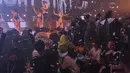 Para penari menghibur pengunjung di kelab malam di Wuhan, provinsi Hubei tengah, China (21/1/2021).  Kehidupan malam di kota berpenduduk 11 juta jiwa itu kembali menggeliat usai lockdown di tahun 2020. (AFP/Hector Retamal)