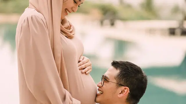 Segera Dikaruniai Anak, Ini 6 Potret Manis Rezky Aditya Peluk Baby Bump Citra Kirana
