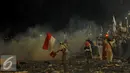 Suasana rusuh saat terjadi bentrokan antara petugas dengan Aksi Damai 4 November, Jakarta, Jumat (4/11). Belum diketahui apa yang menyebabkan terjadinya bentrokan dari aksi yang awalnya damai ini. (Liputan6.com/Angga Yuniar)