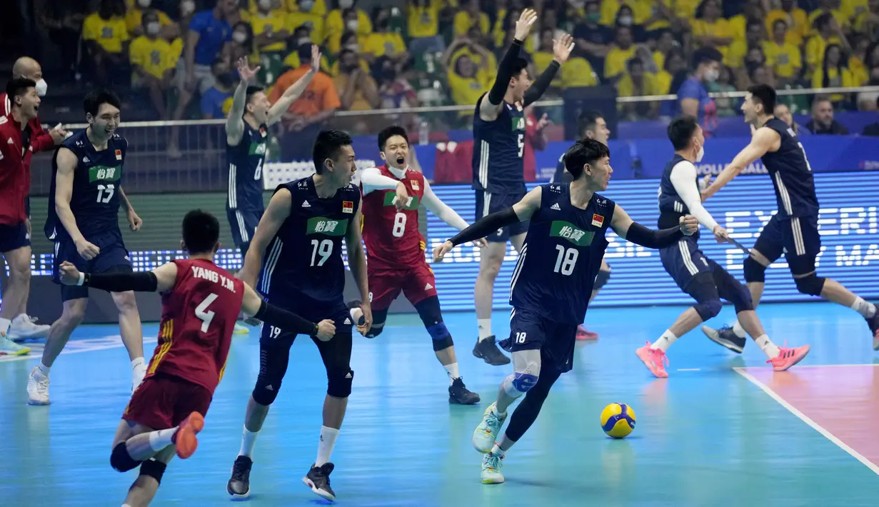 Pevoli China tumpah ruah ke lapangan dan melakukan selebrasi saat melawan Brasil pada laga Volleyball Nations League 2022 di Brasil, Minggu (12/6/2022). (AP/Eraldo Peres)