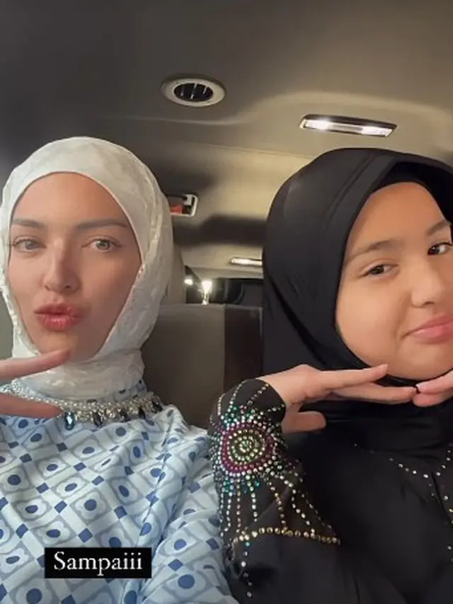6 Potret Mikhayla Anak Nia Ramadhani Jalani Umrah, Menawan Pakai Hijab dan Cadar