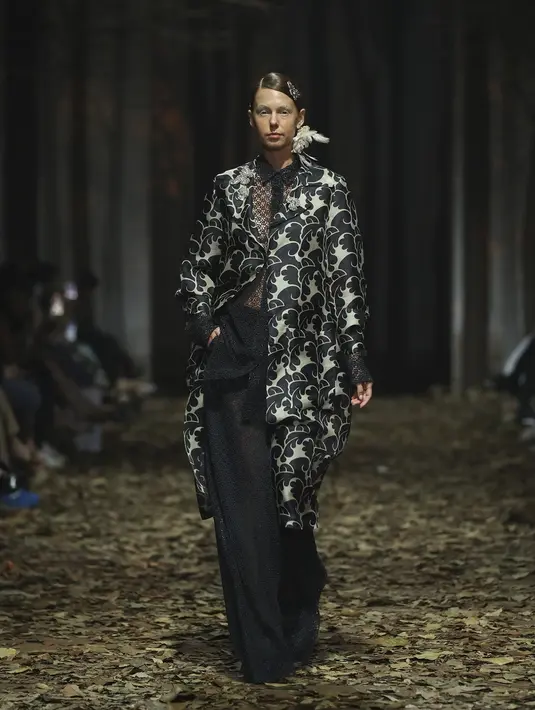 Semua ini kemudian diolah dengan ciri guratan Biyan yang lembut, namun tegas. Corak tersebut dicetak pada kain dengan berbagai tekstur, seperti twill silk, chiffon silk, organza silk, crepe, dan cotton bersama dengan material lain, seperti taffeta silk, lame jacquard, sequins, dan tulle yang berkarakter elegan dan royal. Foto: Document/FIMELA.