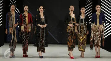 Sejumlah model mengenakan busana rancangan Era Soekamto  dalam pagelaran The Iconic Women Senayan City Fashion Nation ke-11, Jakarta, Rabu (12/4). (Liputan6.com/Herman Zakharia)