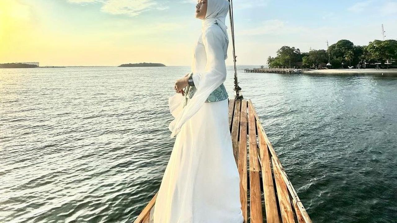 Sridevi Terlihat Bercahaya dan Anggun