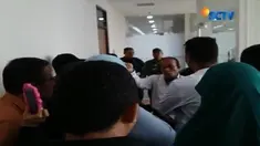 Puluhan calon jemaah umrah menggeruduk kantor "First Travel", sebagian dari mereka meminta agar uangnya dikembalikan.