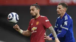 Bek Manchester United, Alex Telles (kiri) menguasai bola dibayangi gelandang Leicester City, Marc Albrighton dalam laga lanjutan Liga Inggris 2020/2021 pekan ke-35 di Old Traffod Stadium, Manchester, Selasa (11/5/2021). Manchester United kalah 1-2 dari Leicester. (AP/Peter Powell/Pool)