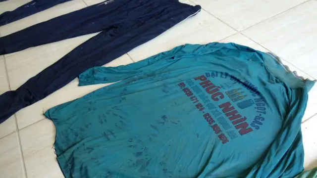Barang bukti kaos oblong dengan motif bahasa Vietnam, diduga korban milik salah seorang WNA.(Liputan6.com/Ahmad Akbar Fua)