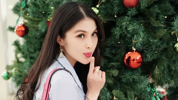 [Bintang] Bumil Gemesin, OOTD Sandra Dewi di Indahnya Pohon Natal