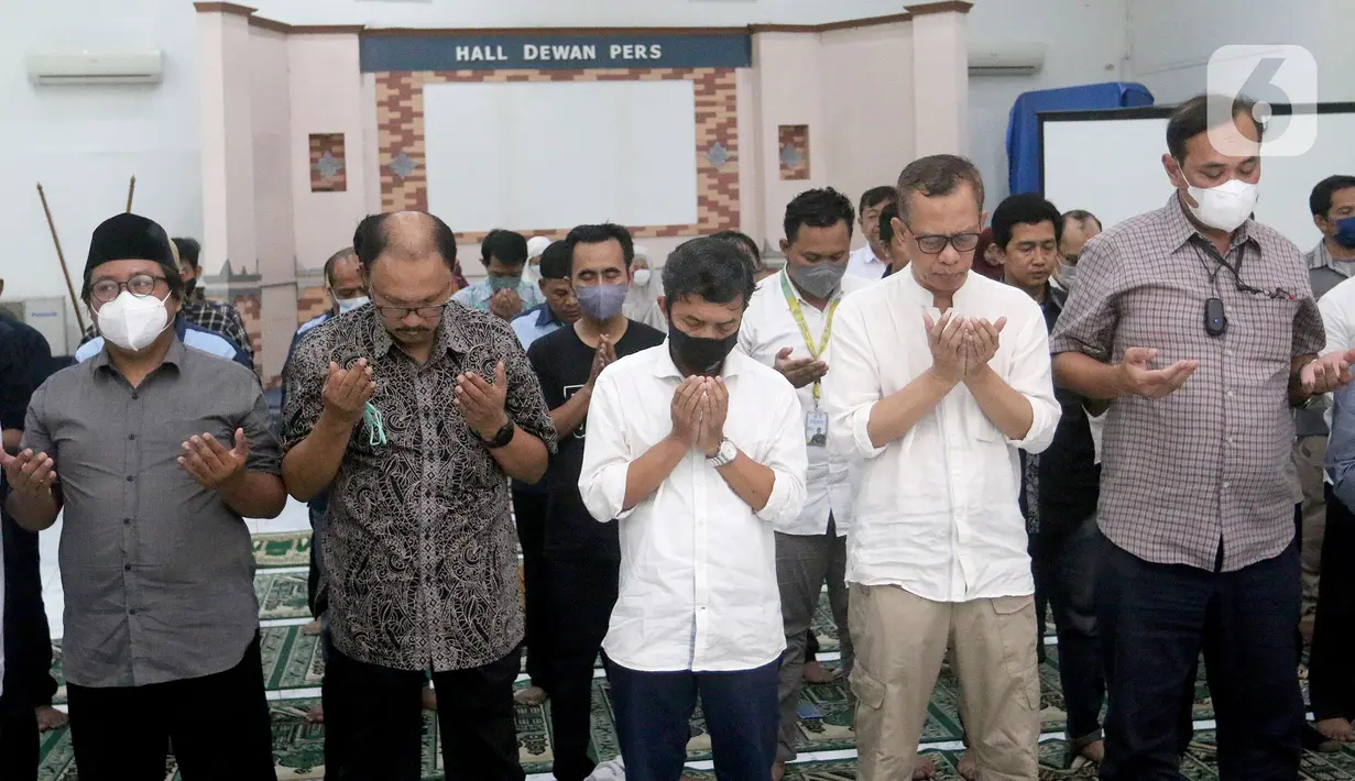 Pengurus Dewan Pers menggelar salat gaib untuk mendiang Ketua Dewan Pers Azyumardi Azra di Hall Gedung Dewan Pers, Kebon Sirih, Jakarta, Senin (19/9/2022). Ketua Dewan Pers 2022-2025 Azyumardi Azra wafat di Malaysia karena serangan jantung. (merdeka.com/Arie Basuki)