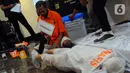 Tersangka Mel alias Ecky (43) melakukan salah satu adegan dalam rekonstruksi pembunuhan dan mutilasi Angela Hindriati (54) di Direktorat Reserse Kriminal Umum Polda Metro Jaya, Jakarta, Rabu  (1/3/2023). Ecky menjalani 60 adegan rekonstruksi dalam rangkaian peristiwa pembunuhan dan mutilasi untuk pengambilalihan kepemilikan Apartemen Taman Rasuna milik Angela Hindriati. (merdeka.com/Imam Buhori)