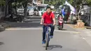 Legenda tinju Indonesia, Ellyas Pical, bermain sepeda di Kawasan Bintaro, Jumat (13/7/2018). Ellyas Pical adalah petinju Indonesia pertama yang berhasil menjadi juara dunia. (Bola.com/M Iqbal Ichsan)