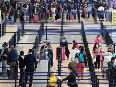 Penumpang melakukan check-in di Bandara Internasional Jorge Chavez di Callao, Peru, Senin (5/10/2020). Bandara terbesar Peru pada Senin, 5 Oktober, membuka kembali penerbangan penumpang internasional yang dihentikan selama lebih dari enam bulan di tengah pandemi COVID-19. (AP Photo/Martin Mejia)