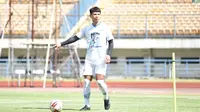 Achmad Jufriyanto menjalani latihan perdana bersama Persib Bandung di Stadion GBLA, Bandung, Senin (1/3/2021). (Bola.com/Erwin Snaz)
