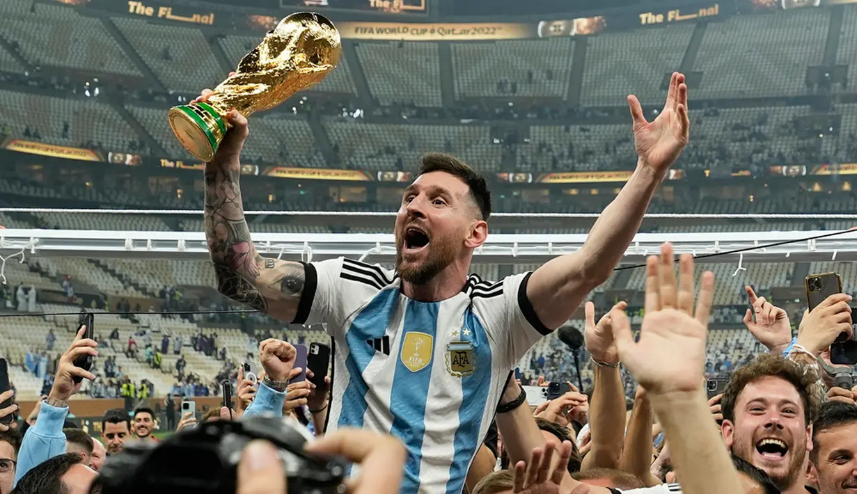 Sepanjang masa itu, pemenang Ballon d’Or delapan kali Messi telah memutuskan untuk mengakhiri kariernya di PSG, meski di sana sempat menjuarai Liga Prancis, dan memilih bergabung dengan klub Liga AS Inter Miami pada Juni. Messi dengan cepat menorehkan prestasi di AS, ketika ia membantu timnya memenangi trofi pertama mereka, yakni Piala Liga AS pada Agustus. (AP Photo/Kirsty Wigglesworth)