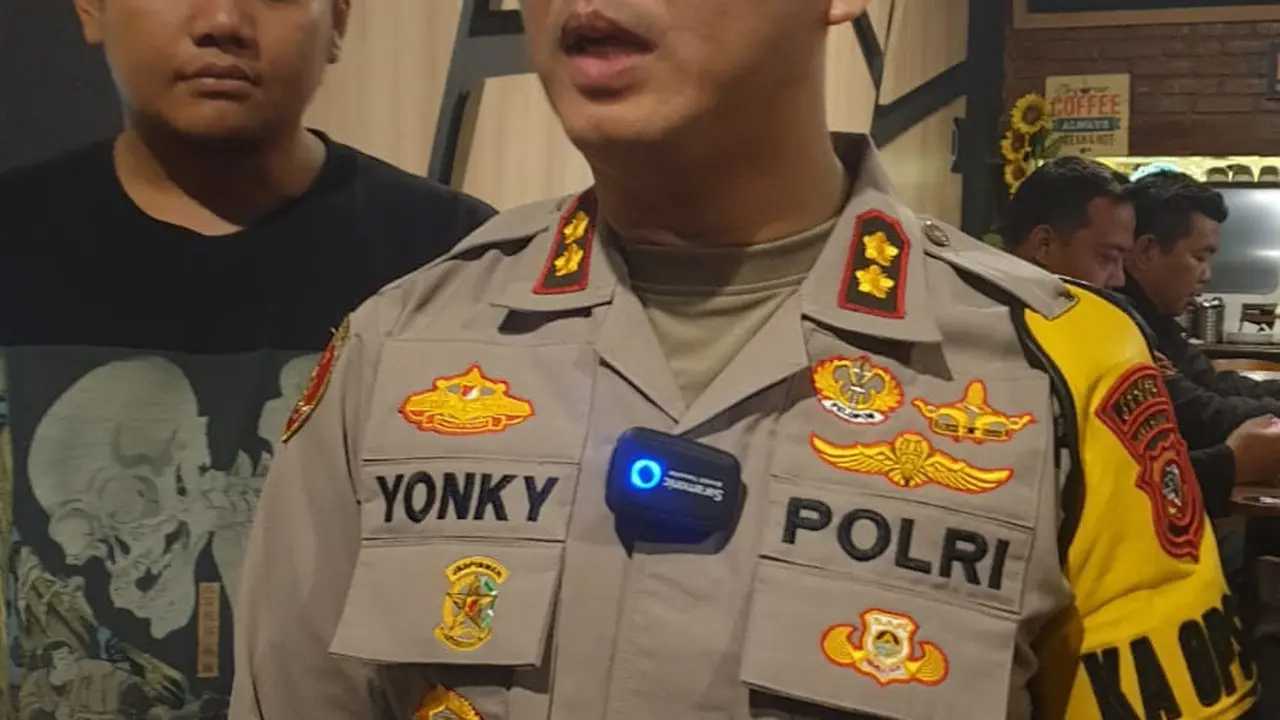 Kapolres Garut AKBP Rohman Yonky Dilatha, memberikan penjelasan kepada wartawan, mengenai korban pinjaman fiktif ratusa warga Garut, Rabu (19/7/2023) petang. (Liputan6.com/Jayadi Supriadin)