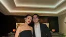 Fita Anggriani dan sang suami kompak kenakan busana monokrom. Fita tampil elegan dengan dress strapless-nya, sedangkan suaminya terlihat gagah dengan setelan jas hitam. [@fitaanggriani].