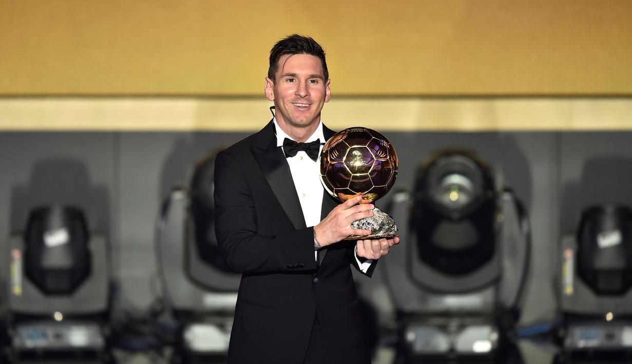 Pemain Barcelona asal Argentina, Lionel Messi, berpose dengan trofi FIFA Ballon d'Or 2015 sebagai pemain terbaik dunia 2015 yang dihelat di Kongresshaus, Zurich, Swiss, Selasa (12/1/2016) dini hari WIB. (AFP/Fabrice Coffrini)