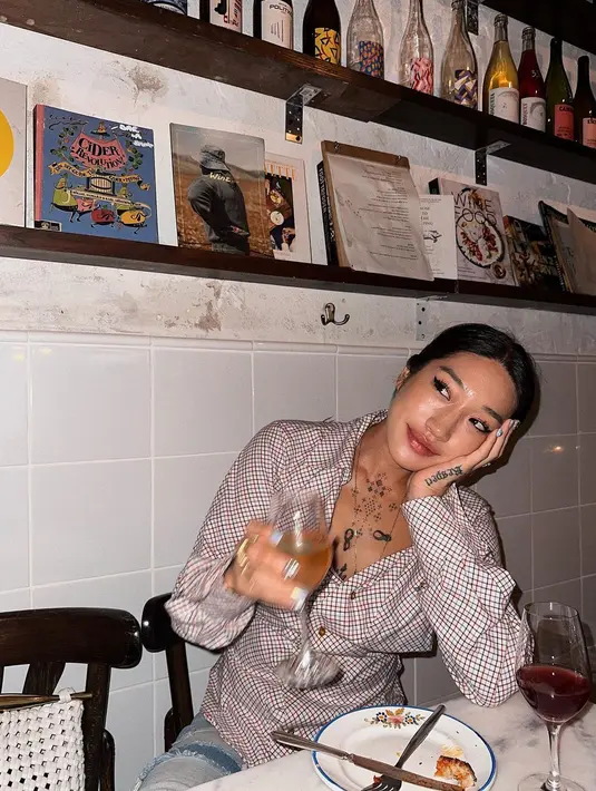 Netter Indonesia turut terpesona melihat DJ 31 tahun tersebut. Beberapa menyebutnya mirip dengan Anissa Aziza, istri Raditya Dika. [Instagram @peggygou_]