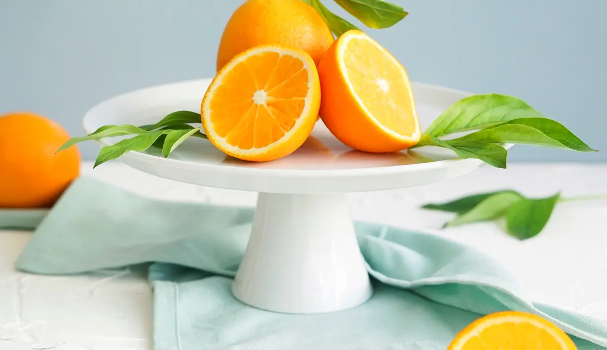 Vitamin C memainkan peran utama dalam produksi pro-kolagen, prekursor tubuh untuk kolagen. Oleh karena itu, mendapatkan cukup vitamin C sangat penting. (FOTO: Unsplash.com/Aliona Gumeniuk).