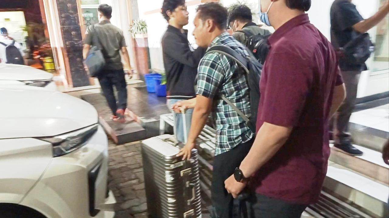 KPK Geledah Bea Cukai Kudus 7 Jam, Bawa Dua Koper