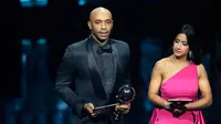 Mantan pemain sepak bola Prancis Thierry Henry menerima penghargaan Pemain Pria Terbaik atas nama Lionel Messi dari Argentina pada FIFA Football Awards 2023 di Eventim Apollo, Hammersmith, London, Inggris, Senin (15/1/2024). (AP Photo/Kirsty Wigglesworth)