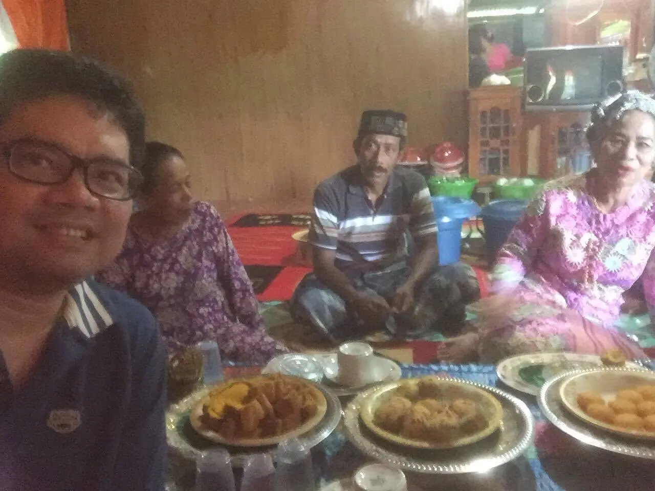 Ananda Sukarlan berfoto bersama warga Pangkep, Sulawesi Selatan dan para Bissu (Foto: Dok. Ananda Sukarlan)