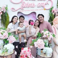 Mahalini dan Rizky Febian saat merayakan ulang tahun putrinya yang pertama. [@aaliyah.massaid]