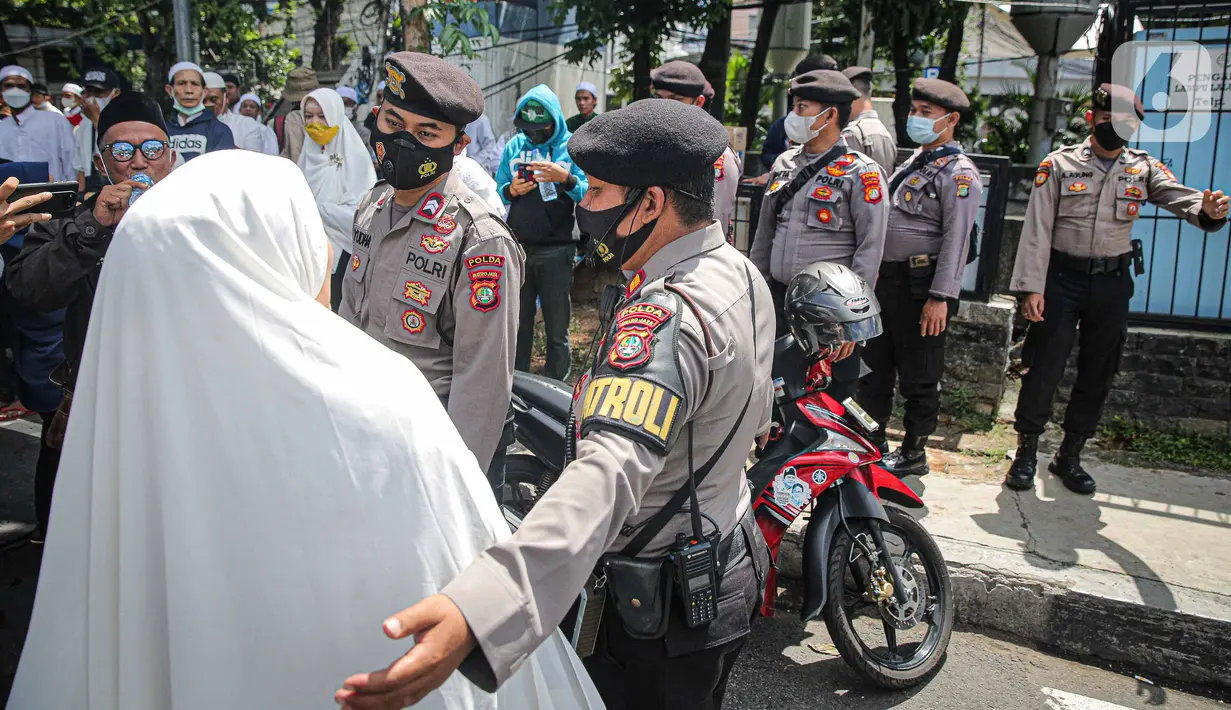 Aparat kepolisian membujuk peserta aksi Reuni 212 untuk membubarkan diri di Jalan Abdul Muis, Jakarta, Kamis (2/12/2021). Direktorat Lalu Lintas Polda Metro Jaya menyiapkan skenario pengalihan arus lalu lintas guna menghalau peserta aksi Reuni 212. (Liputan6.com/Faizal Fanani)
