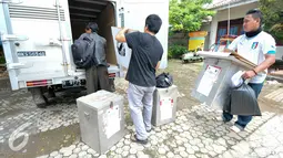 Petugas TPS memasukan kotak suara ke dalam mobil untuk di distribusikan ke lokasi pemilihan suara, Depok, Selasa (8/12). Distribusi logistik Pemilihan Kepala Daerah (Pilkada) Kota Depok berjalan lancar dan aman. (Liputan6.com/Yoppy Renato)