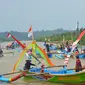 Larung sesaji dalam Sedekah Laut di Desa Ujung Alang, Kampung Laut, Cilacap. (Foto: Liputan6.com/Muhamad Ridlo)