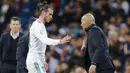 Striker Real Madrid, Gareth Bale, meninggalkan lapangan saat melawan Celta Vigo pada laga La Liga di Stadion Santiago Bernabeu, Sabtu (12/5/2018). Real Madrid menang 6-0 atas Celta Vigo. (AP/Paul White)