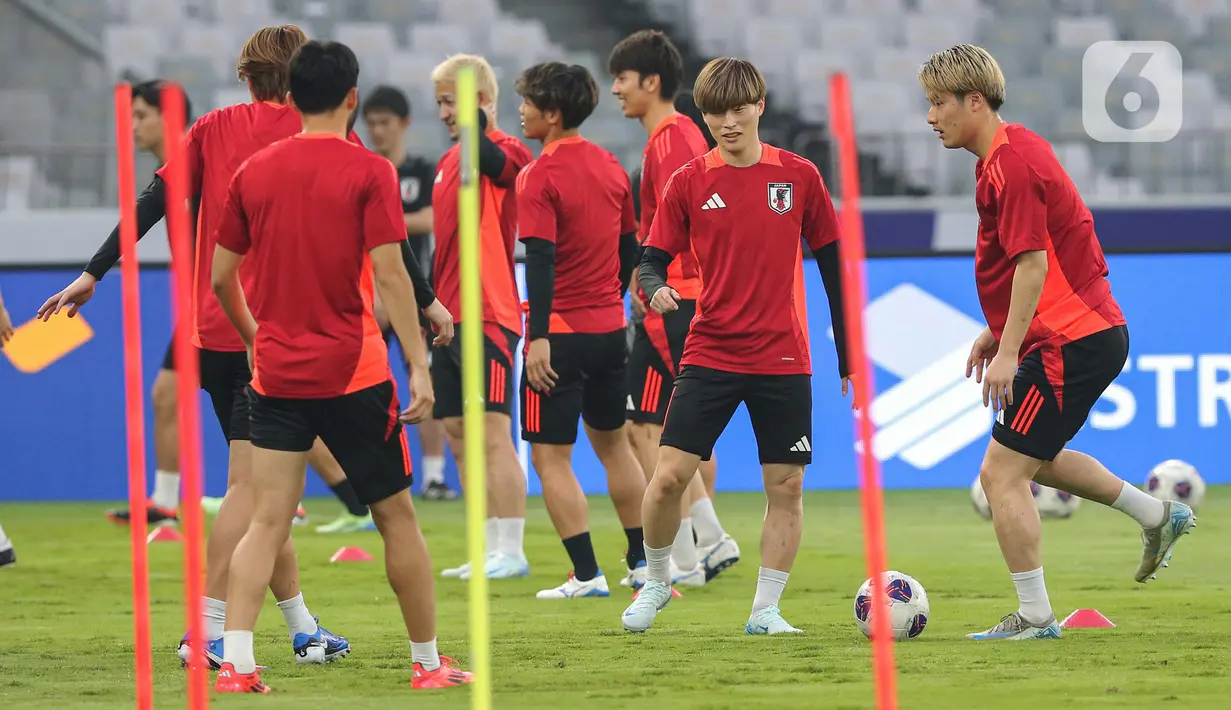 Timnas Jepang melakukan latihan ringan yang dimulai berlatih operan bola. (Liputan6.com/Angga Yuniar)