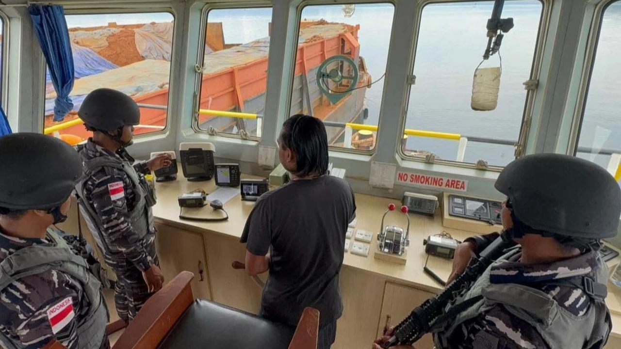 FOTO: KRI Pari-849 Amankan Kapal Pengangkut Ore Nikel Ilegal di Perairan Sulawesi Tenggara