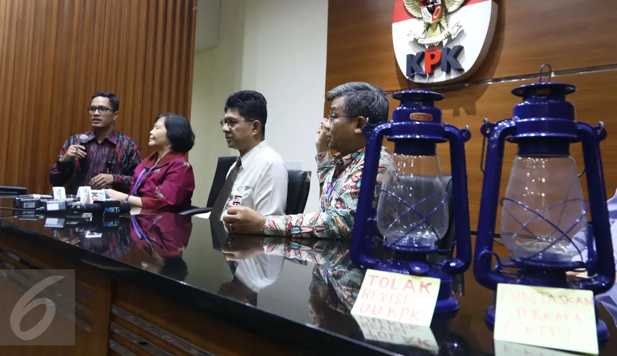 KPK menggelar konferensi pers usai menerima perwakilan dari Forum Rektor dan Guru Besar Antikorupsi, Jakarta, Jumat (17/3). Forum tersebut memberikan dukungan kepada KPK dan menolak revisi UU KPK. (Liputan6.com/Helmi Afandi)