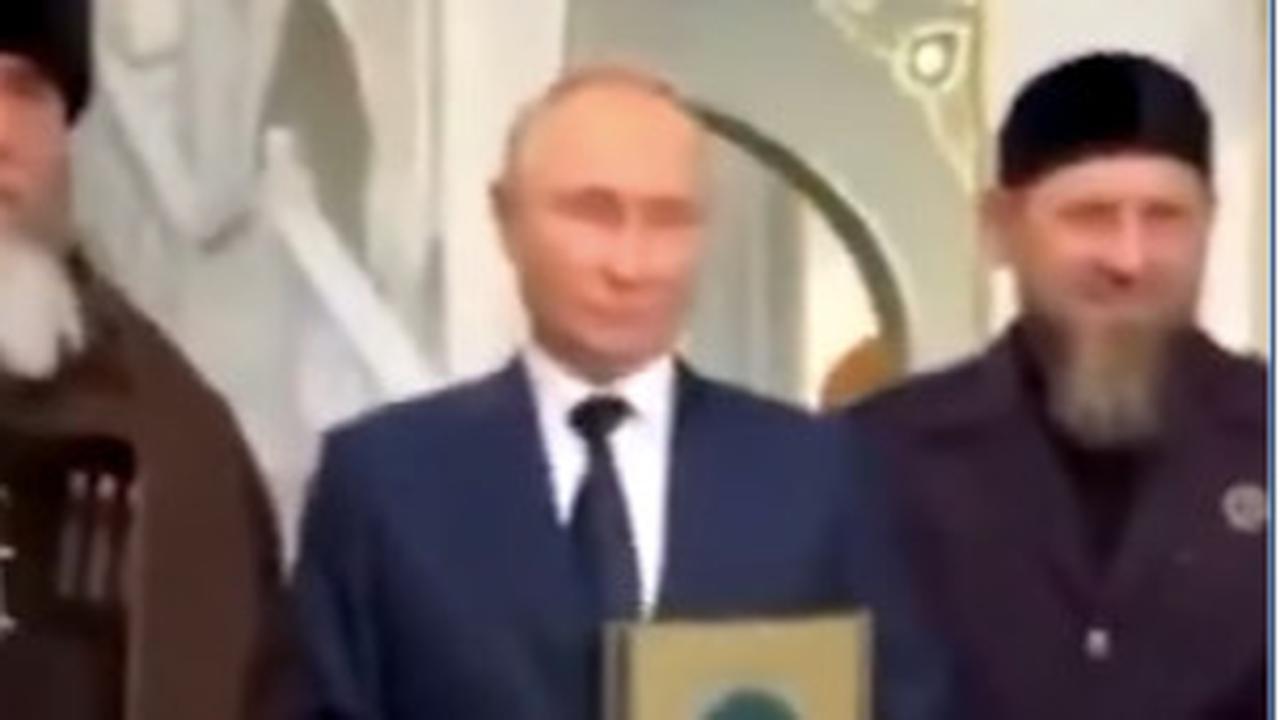 Momen Presiden Putin Masuk Masjid Lalu Cium & Peluk Alquran, ini Videonya