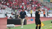 Pelatih Timnas Irak, Jesus Casas saat menghadapi Timnas Indonesia di Stadion Utama Gelora Bung Karno, Jakarta, Kamis (6/6/2024). (Bola.com/Abdul Aziz)