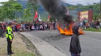 Lalu lintas di Jalan Jamin Ginting tepatnya di kawasan Bumi Perkemahan Sibolangit, Kabupaten Deli Serdang, Sumatera Utara (Sumut), lumpuh akibat adanya aksi unjuk rasa yang dilakukan masyarakat